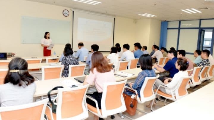 Giảng viên đang giảng bài cho sinh viên trong một lớp học đại học