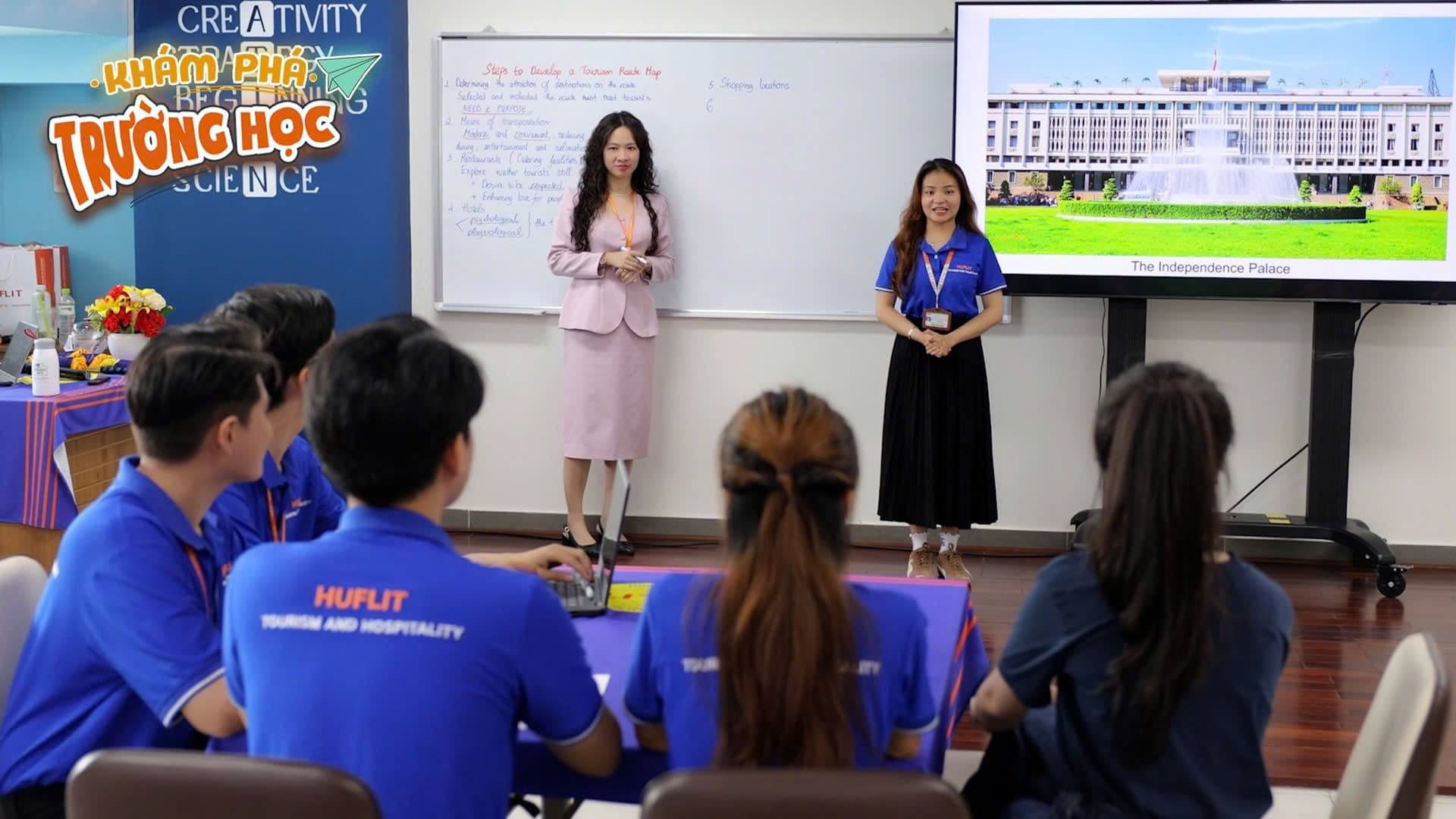 Giảng viên HUFLIT hướng dẫn sinh viên ngành Du lịch và Khách sạn trong giờ học, xây dựng nền tảng kiến thức vững chắc.