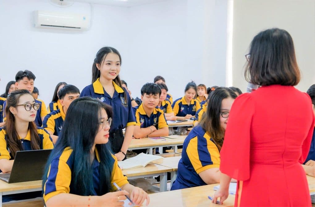 Giảng viên đại học tương tác với sinh viên trong lớp học