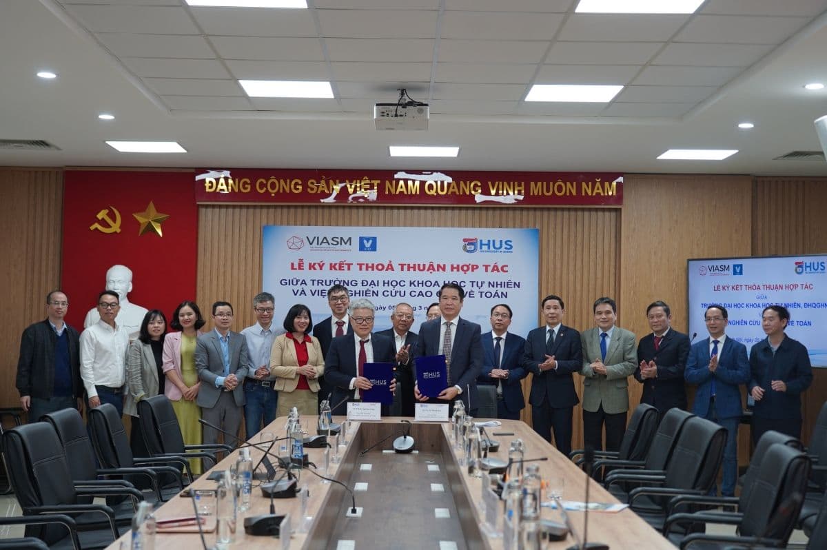 Giáo sư Ngô Bảo Châu và Hiệu trưởng Trường ĐHKHTN ký thỏa thuận hợp tác đào tạo tiến sĩ toán học, xây dựng mô hình "nhúng sâu".