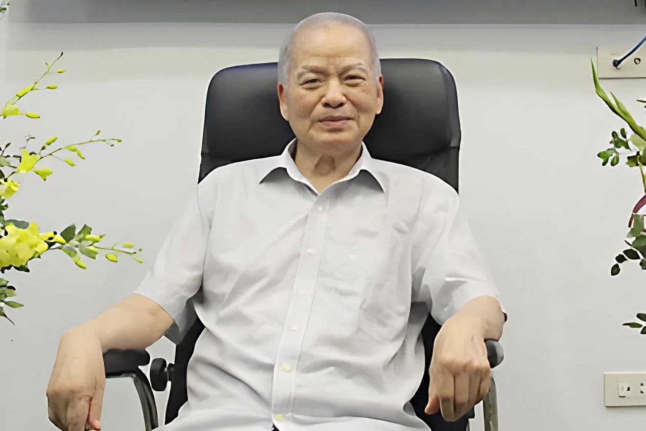 Giáo sư Trần Phương ngồi trong văn phòng, thể hiện vai trò của ông trong sự nghiệp giáo dục ở tuổi xế chiều.