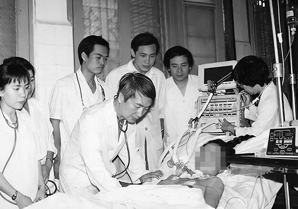 Giáo sư Vũ Văn Đính cùng các bác sĩ chăm sóc bệnh nhân tại khoa hồi sức cấp cứu.