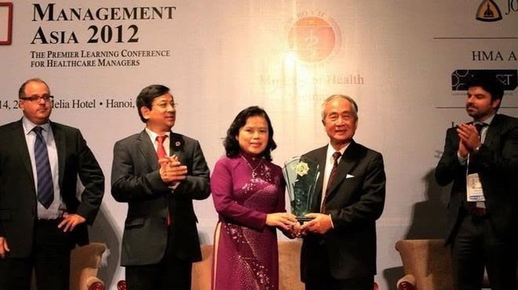 Giáo sư Vũ Văn Đính nhận giải thưởng 'Cống hiến trọn đời' tại Hội nghị Quản lý bệnh viện châu Á năm 2012.