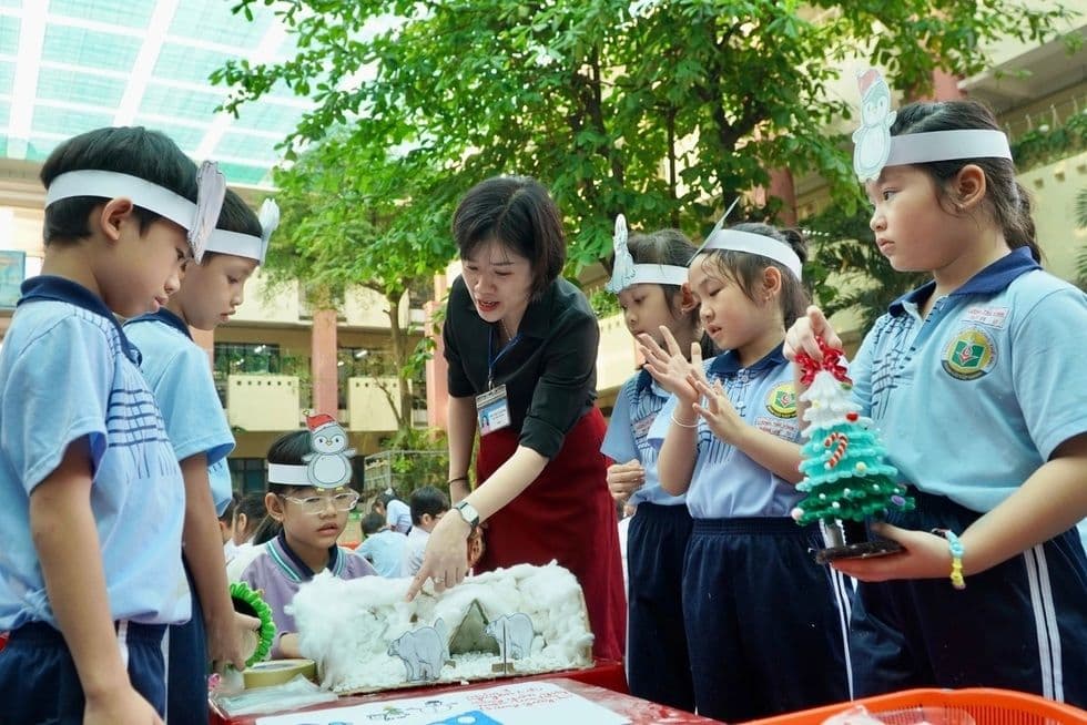 Giáo viên hướng dẫn học sinh trong hoạt động học tập, thể hiện vai trò kiến tạo giá trị bền vững và đổi mới giáo dục.