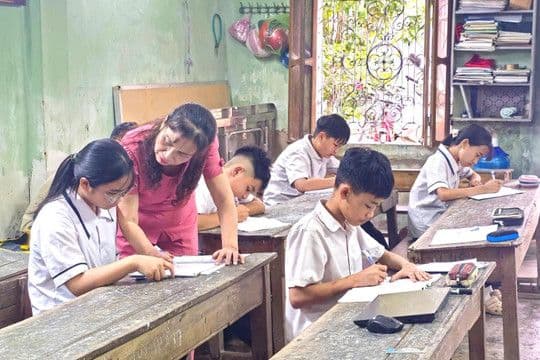 Giáo viên hướng dẫn học sinh trong lớp học, minh họa sự cần thiết cân bằng kiến thức cứng và kỹ năng mềm