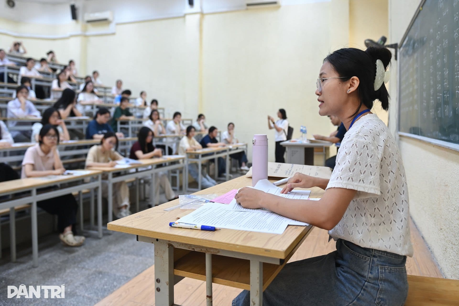 Giáo viên hướng dẫn học sinh trong lớp học, tượng trưng cho việc đổi mới và kiến tạo tương lai ngành Sư phạm.