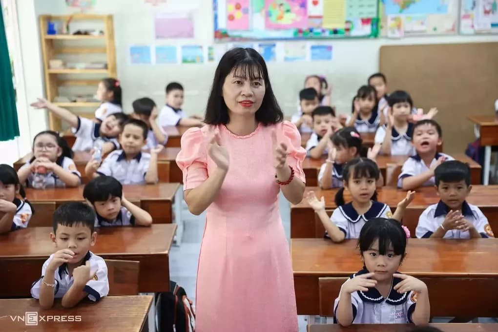 Giáo viên kinh nghiệm trên bục giảng cùng học sinh, thể hiện vai trò của 'thế hệ vàng' trong giáo dục
