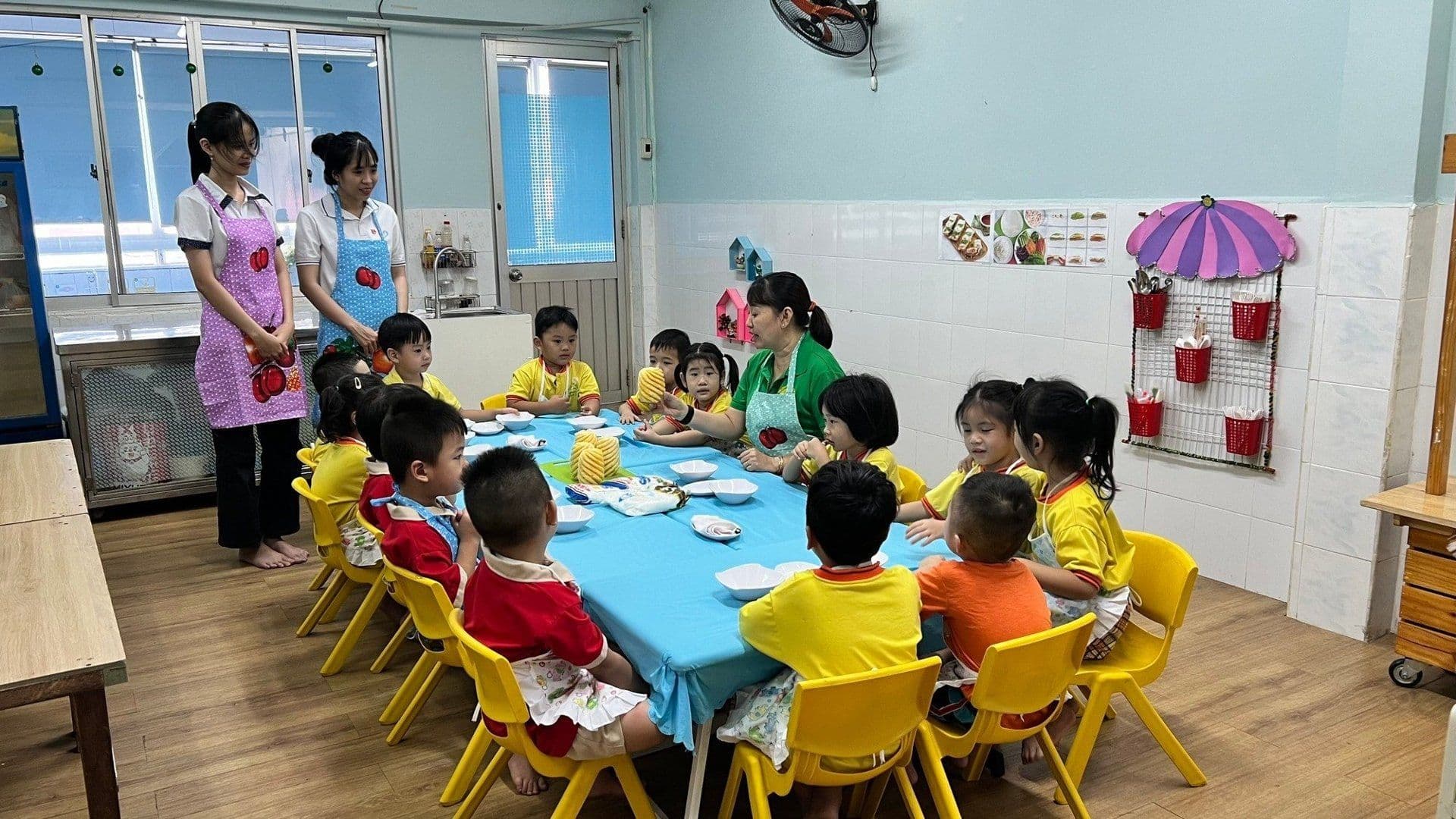 Giáo viên mầm non và học sinh trong lớp học, thể hiện sự quan tâm đến chính sách lương hưu sớm cho giáo viên mầm non.