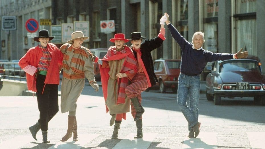 Giorgio Armani cùng các người mẫu trong trang phục của ông, minh họa triết lý giản lược và thanh lịch.