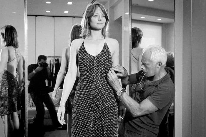 Giorgio Armani tỉ mỉ chỉnh sửa trang phục cho Jodie Foster, thể hiện triết lý kiểm soát tuyệt đối trong thiết kế.