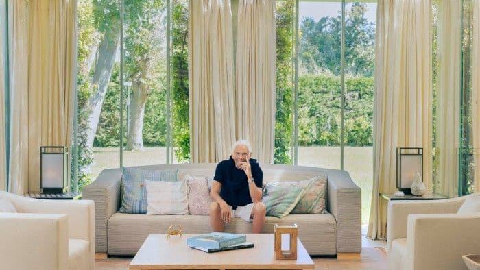 Giorgio Armani tại nhà riêng, hình ảnh của một thiên tài đã xây dựng nên đế chế thời trang và phong cách sống.