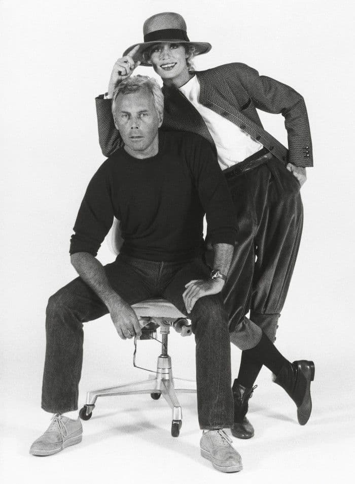 Giorgio Armani và Lauren Hutton trong bộ suit phong cách Armani, biểu tượng cho cuộc cách mạng thời trang nữ giới.