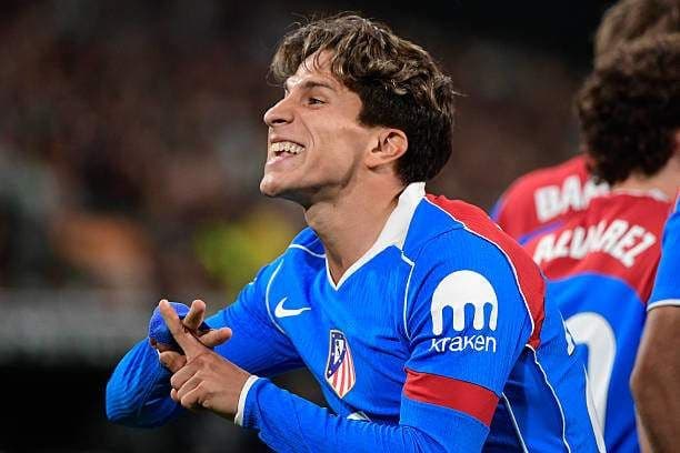 Giuliano Simeone ăn mừng bàn thắng mở tỷ số sớm cho Atletico Madrid.