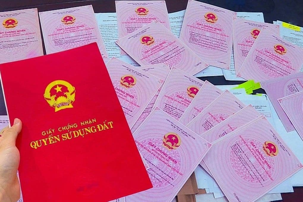 Giấy chứng nhận quyền sử dụng đất và các sổ hồng, sổ đỏ, biểu tượng cho việc hoàn thiện hồ sơ đất đai tại TPHCM.