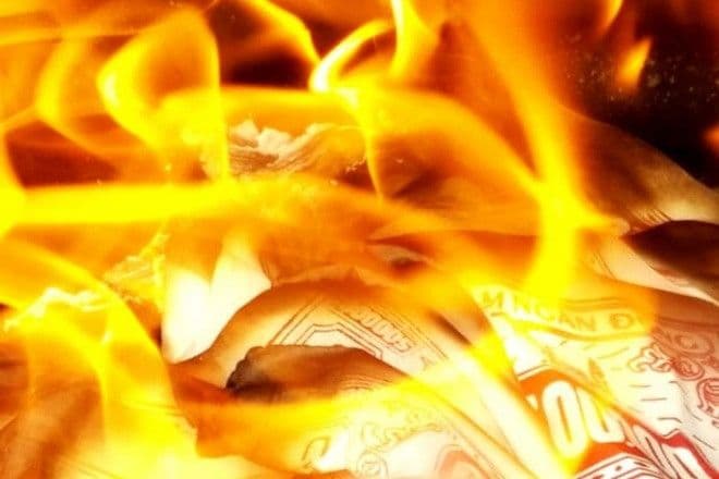Giấy tiền vàng mã đang cháy trong nghi lễ hóa vàng, tượng trưng cho sự buông bỏ và tiễn biệt tổ tiên