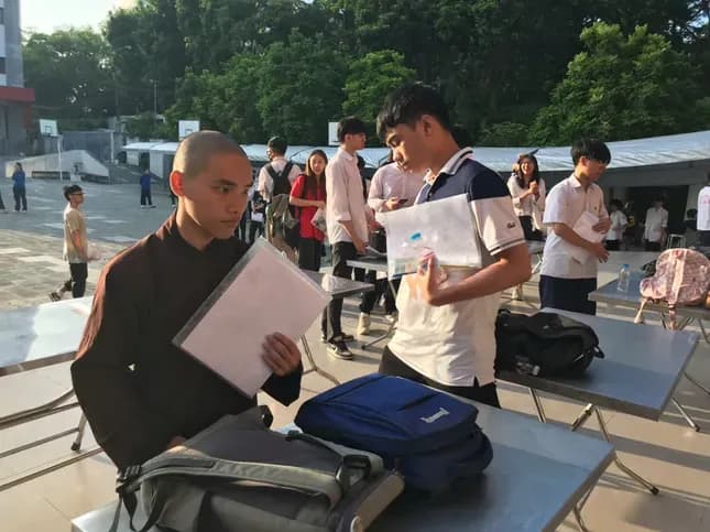 Gần 1,15 triệu sỹ tử vượt vũ môn: Trực tiếp đề thi, giải đề Ngữ Văn - 18