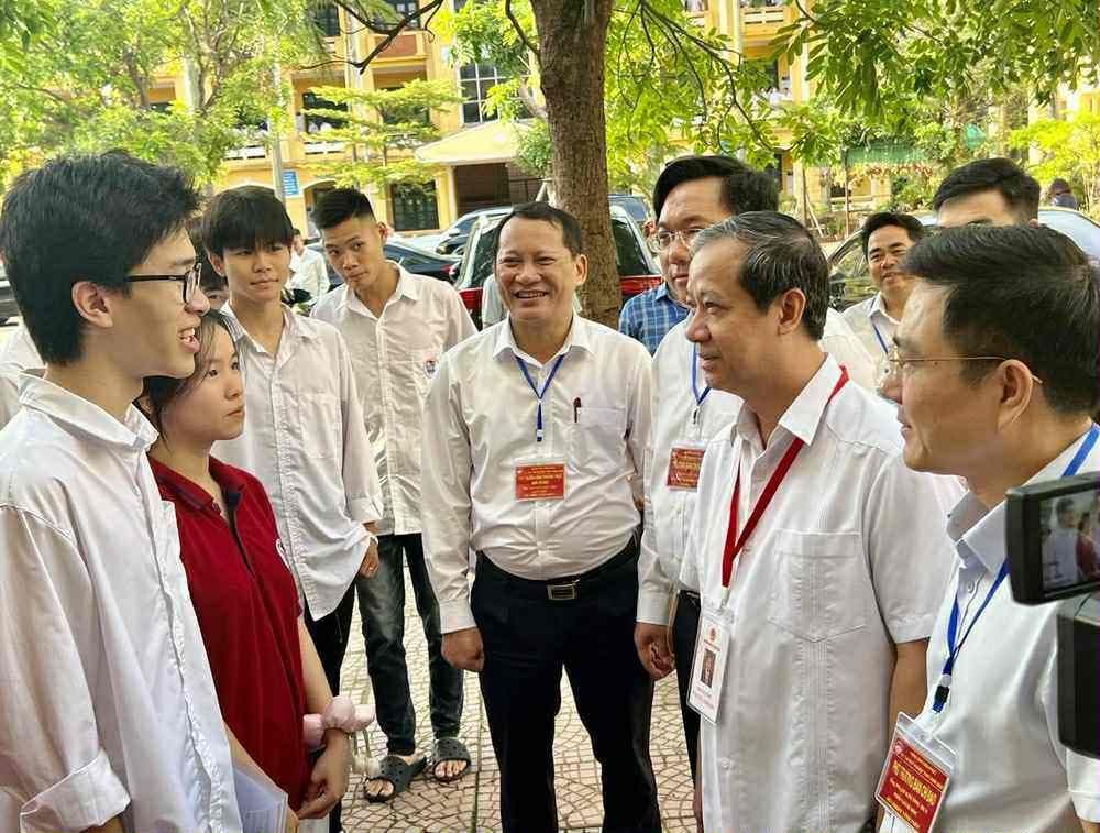 Gần 1,15 triệu sỹ tử vượt vũ môn: Trực tiếp đề thi, giải đề Ngữ Văn - 1