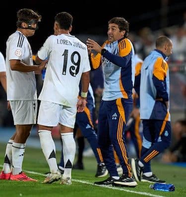 Gonzalo García tương tác với huấn luyện viên, thể hiện hành trình phát triển của anh tại La Fábrica.