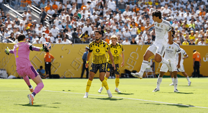 Gonzalo Garcia ghi bàn mở tỷ số cho Real Madrid.