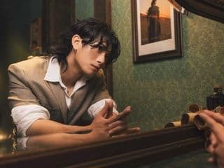 Grey D (Thái Sơn) trong khoảnh khắc suy tư, tượng trưng cho giai đoạn tái định danh bản thân sau ánh hào quang sớm