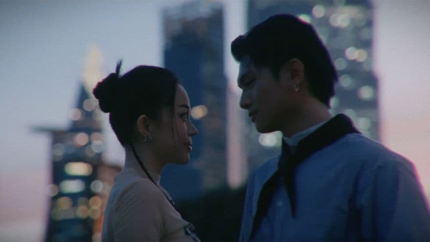 Grey D và Linh Ngọc Đàm trong một cảnh quay MV lãng mạn với ánh đèn thành phố mờ ảo, thể hiện không gian nghệ thuật và cảm xúc trong các sản phẩm của anh.