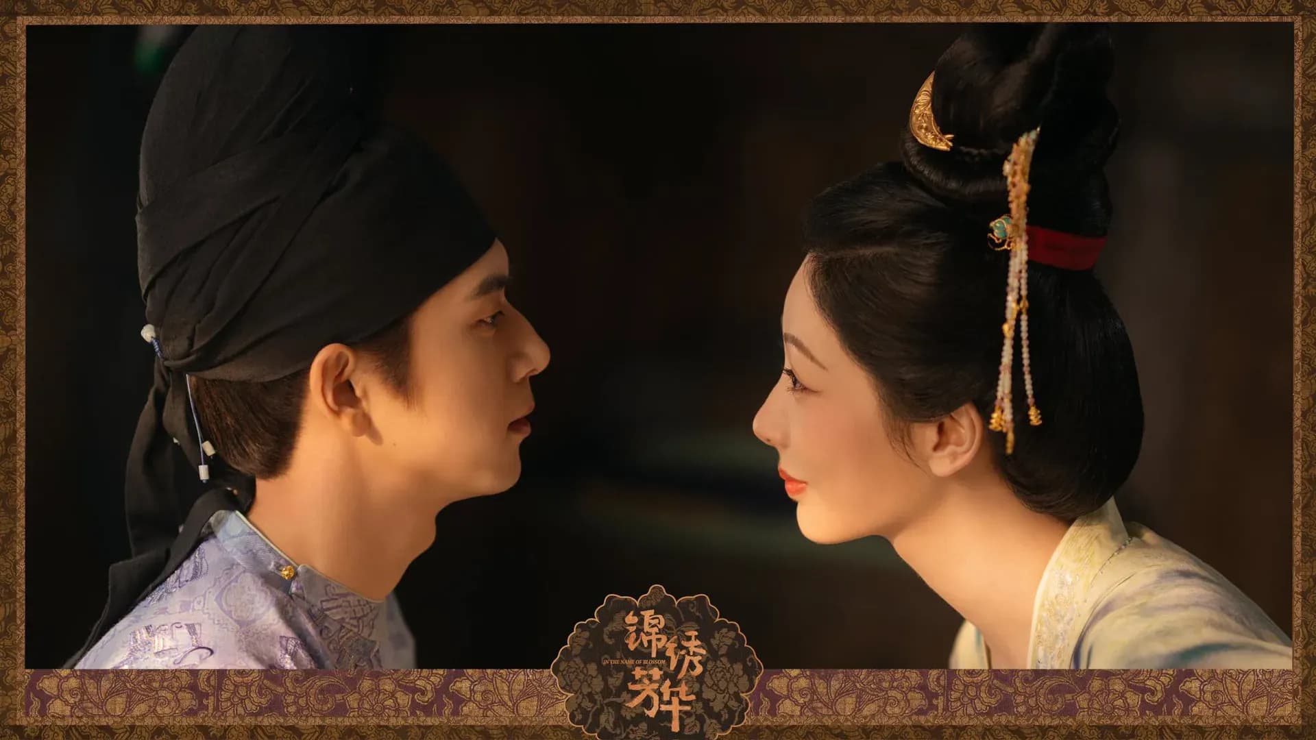 Hà Duy Phương và Tưởng Trường Dương nhìn nhau đầy tình cảm, thể hiện mối quan hệ sâu sắc.