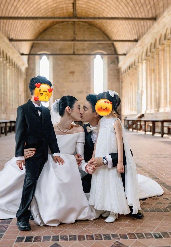 Hề Mộng Dao và Hà Du Quân trao nụ hôn nồng cháy trước sự chứng kiến của quan khách, tuyên ngôn tình yêu bền vững.