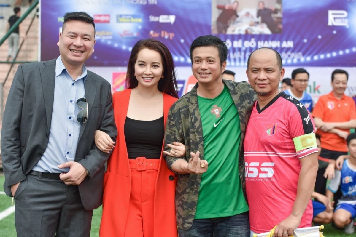 Hồ Ngọc Hà tương tác cùng đồng nghiệp tại sự kiện, thể hiện sức ảnh hưởng bền vững của một biểu tượng giải trí.