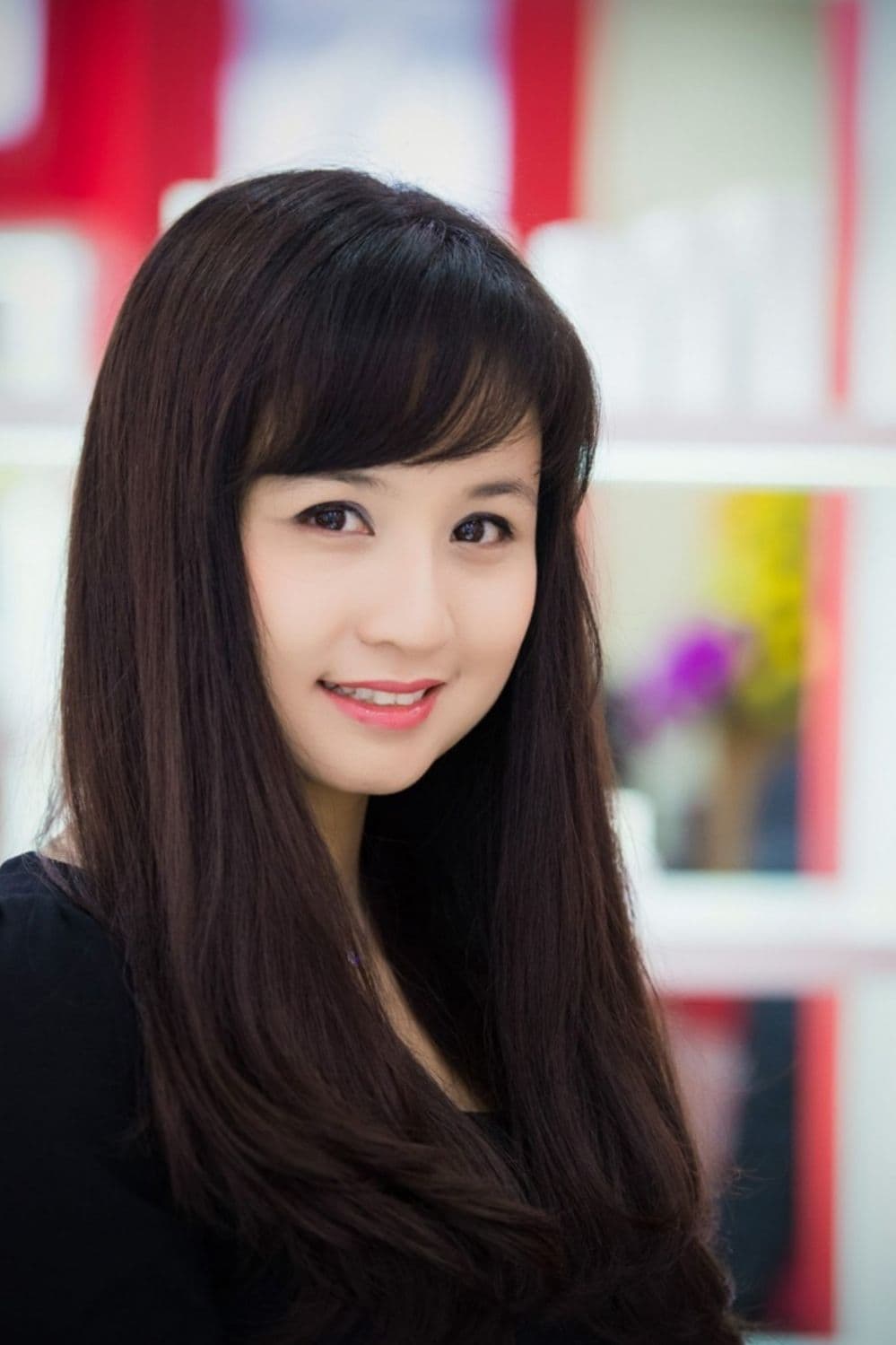 Hồ Ngọc Hà với mái tóc dài và nụ cười rạng rỡ, đại diện cho giai đoạn bứt phá trong sự nghiệp ca hát.