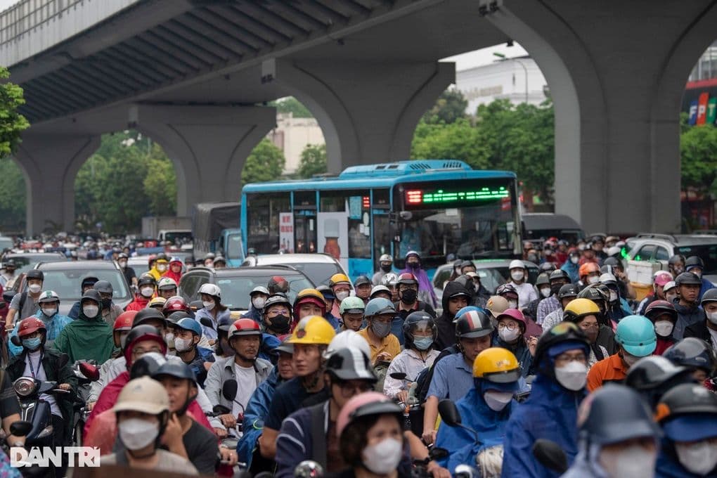 Hà Nội cấm xe máy chạy xăng dầu trong Vành đai 1 từ tháng 7/2026