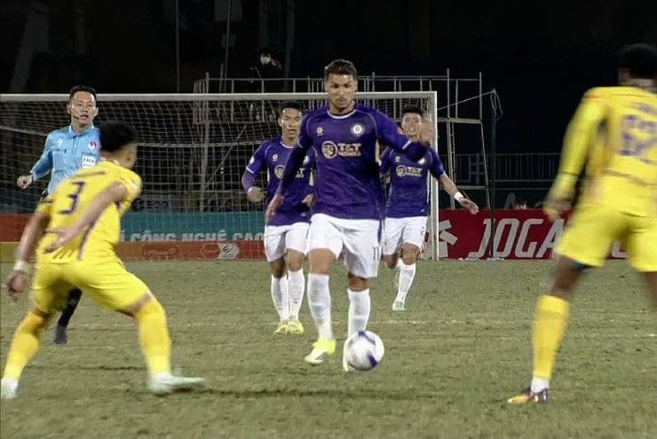 Hà Nội FC dồn ép và kiểm soát bóng, thể hiện chiến thuật hiệu quả khi chơi thiếu người