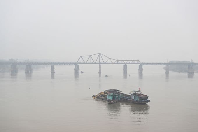 Hà Nội mù mịt trong sương và ô nhiễm, thể hiện vấn đề chất lượng không khí cấp bách.