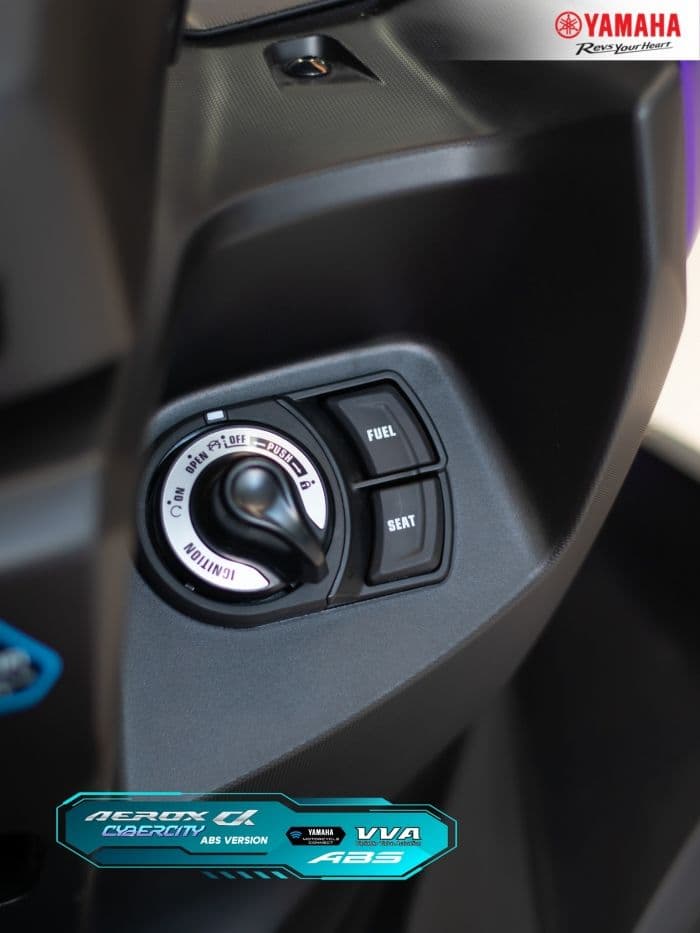 Hệ thống khóa thông minh và nút điều khiển nhiên liệu, cốp xe của Yamaha Aerox Alpha 2026