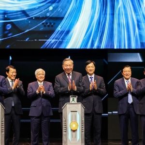 Hệ thống năng lượng tích hợp với điện gió, điện hạt nhân và tàu chở LNG, thể hiện sự chuyển đổi và đa dạng hóa năng lượng của Châu Âu