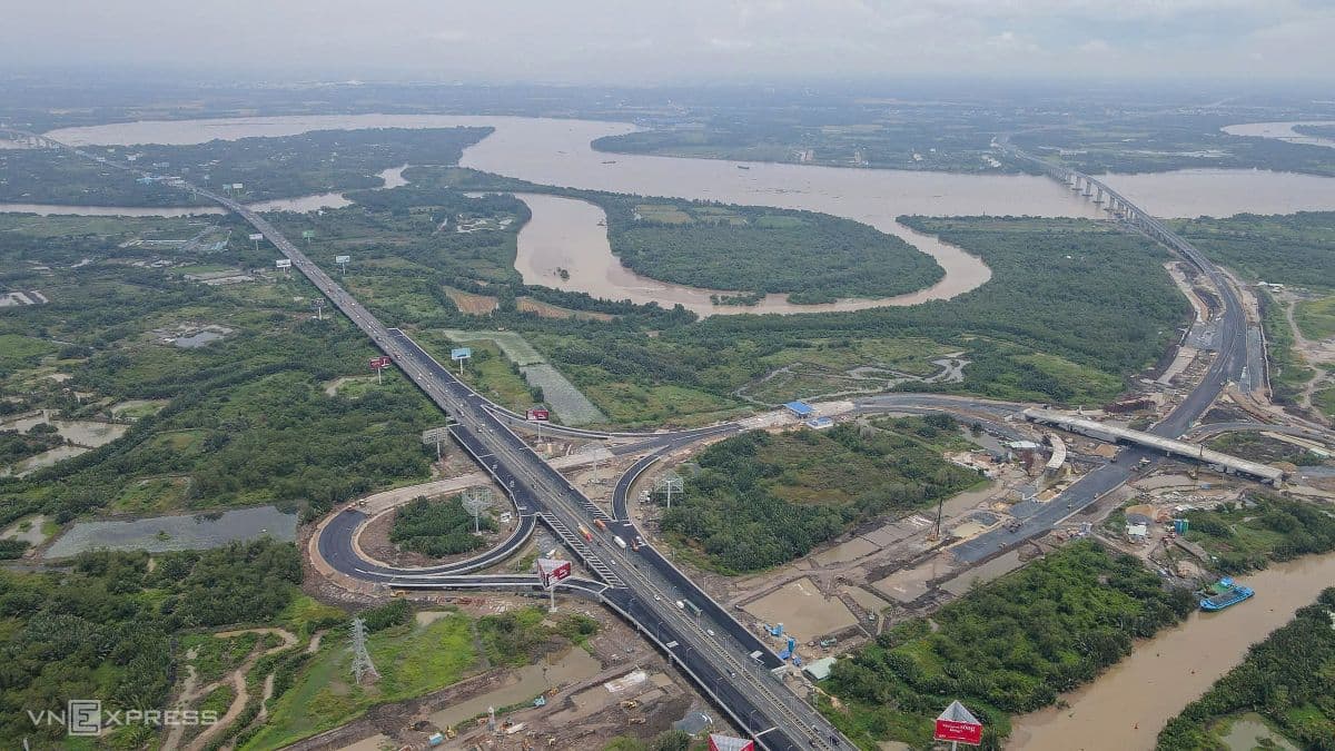 Hệ thống nút giao và cầu vượt rộng lớn, tượng trưng cho khát vọng phồn thịnh và sự kết nối toàn diện của Việt Nam.