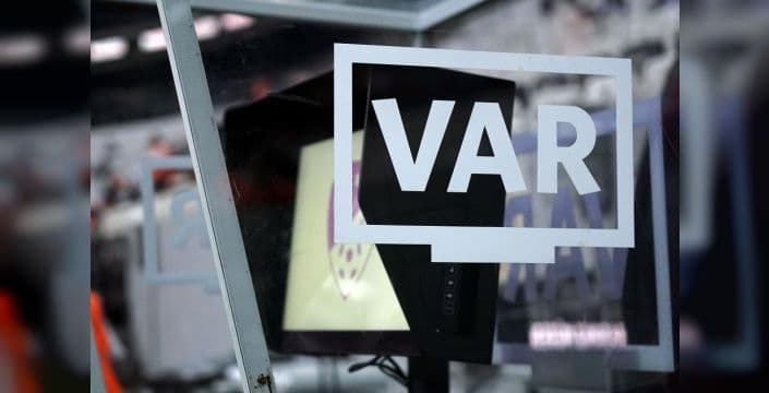 Hệ thống VAR trong bóng đá Süper Lig, biểu tượng cho sự công bằng và minh bạch trong các trận đấu quan trọng của Fenerbahçe.