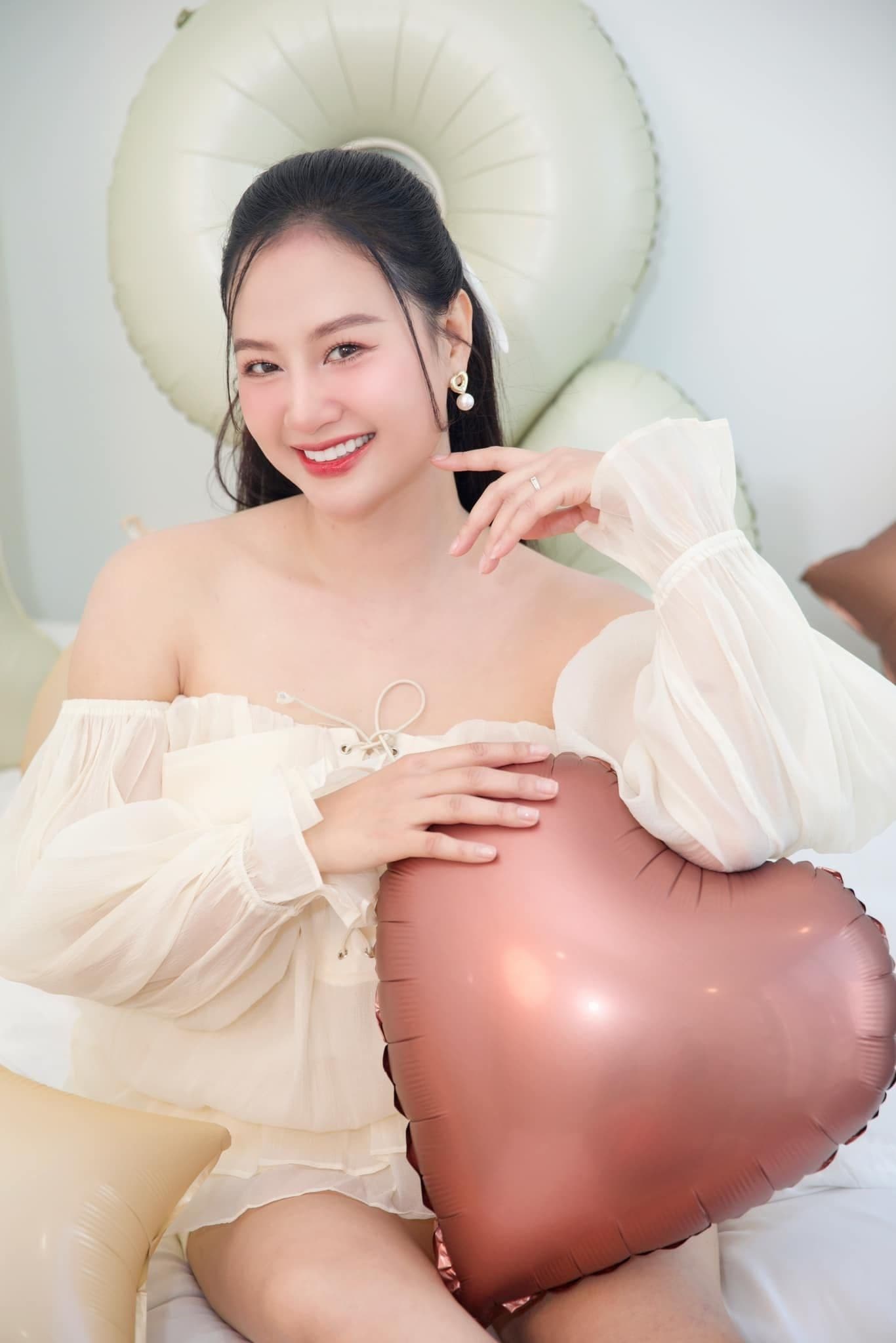 Hà Thúy Anh mỉm cười hạnh phúc, tượng trưng cho tổ ấm và sự hỗ trợ từ chồng.