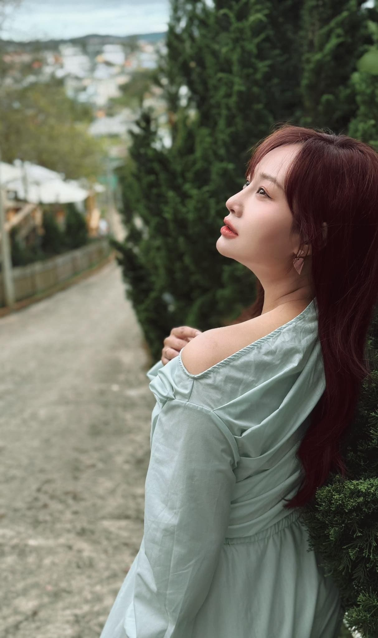 Hà Thúy Anh trầm tư nhìn về phía trước, thể hiện sự bản lĩnh vượt qua sóng gió đời tư.