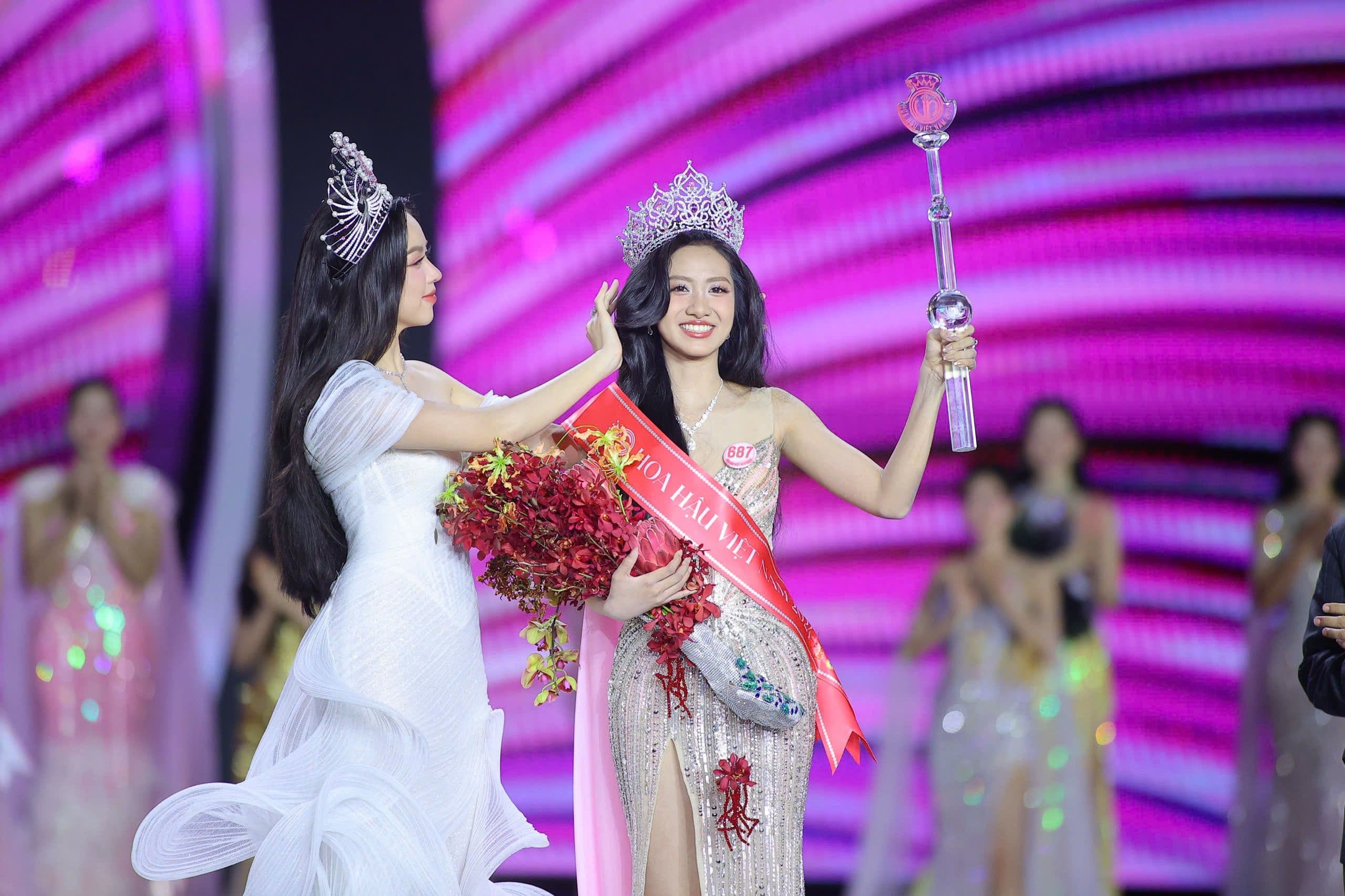 Hà Trúc Linh được trao vương miện Hoa hậu Việt Nam 2024 bởi Hoa hậu tiền nhiệm.