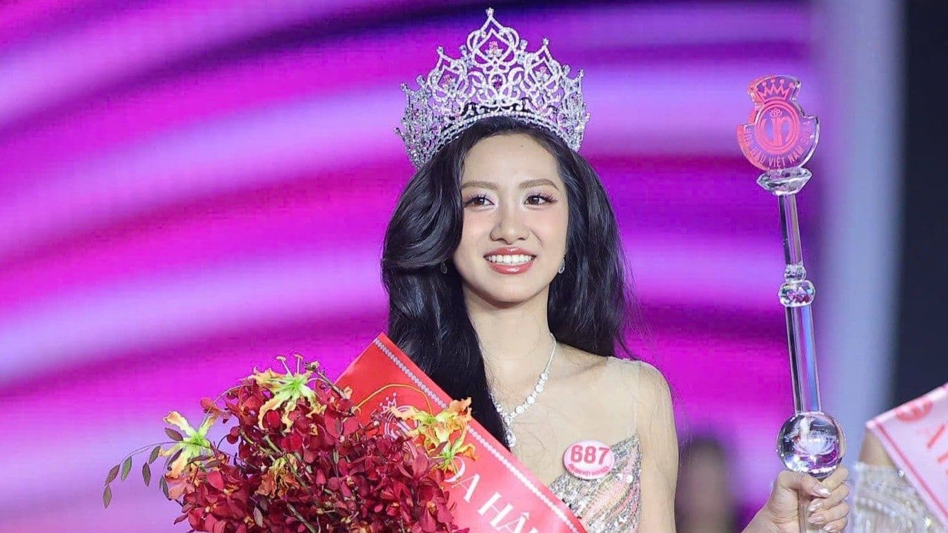 Hà Trúc Linh đăng quang Hoa hậu Việt Nam 2024 với vương miện và quyền trượng.