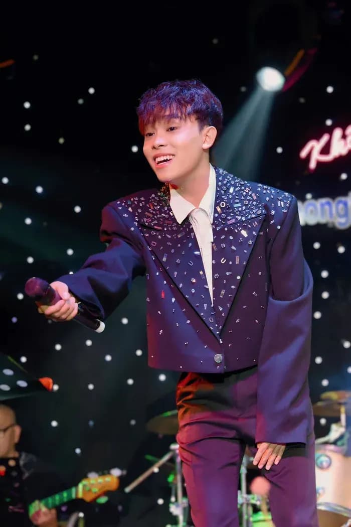 Hồ Văn Cường biểu diễn trên sân khấu, thể hiện sự nỗ lực trong sự nghiệp âm nhạc.