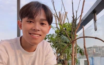Hồ Văn Cường mỉm cười thân thiện, thể hiện sự gần gũi với người hâm mộ như một thành viên trong gia đình.