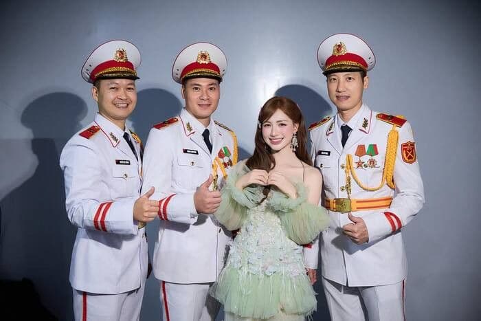 Hòa Minzy chụp ảnh cùng các chiến sĩ trong chương trình Sao nhập ngũ, thể hiện sự gần gũi và chân thực