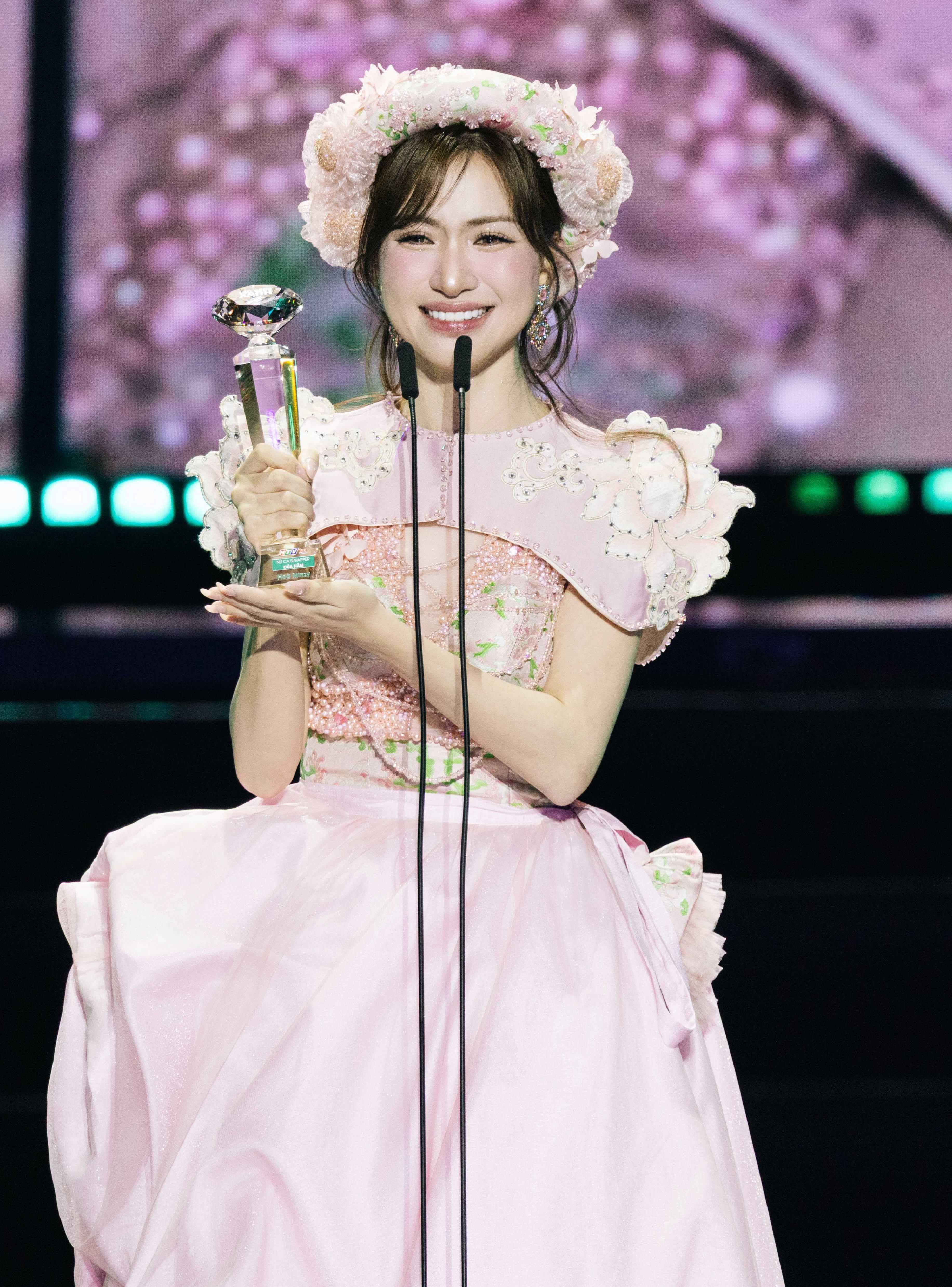 Hòa Minzy hạnh phúc nhận giải thưởng tại Làn Sóng Xanh 2025, biểu tượng của thành công trong Vpop.