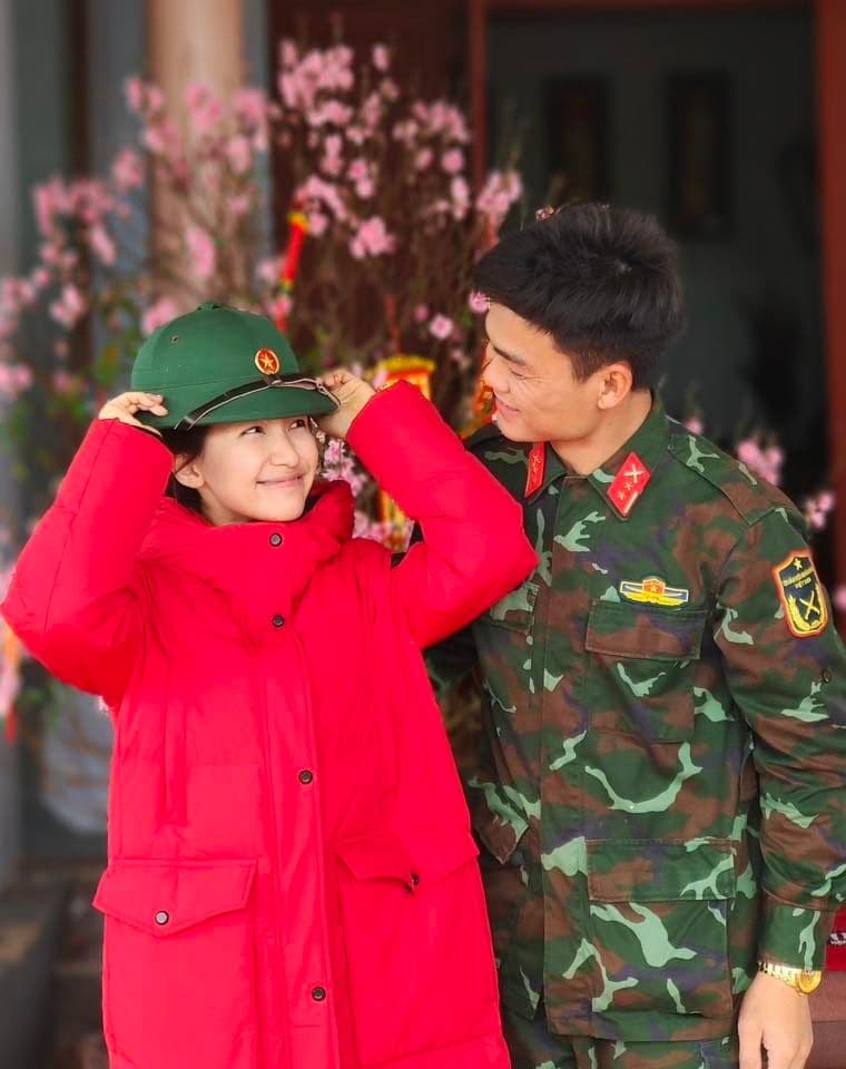Hòa Minzy đội mũ quân đội bên Đại úy Thăng Văn Cương, thể hiện tình yêu công khai sau 4 năm kín tiếng.