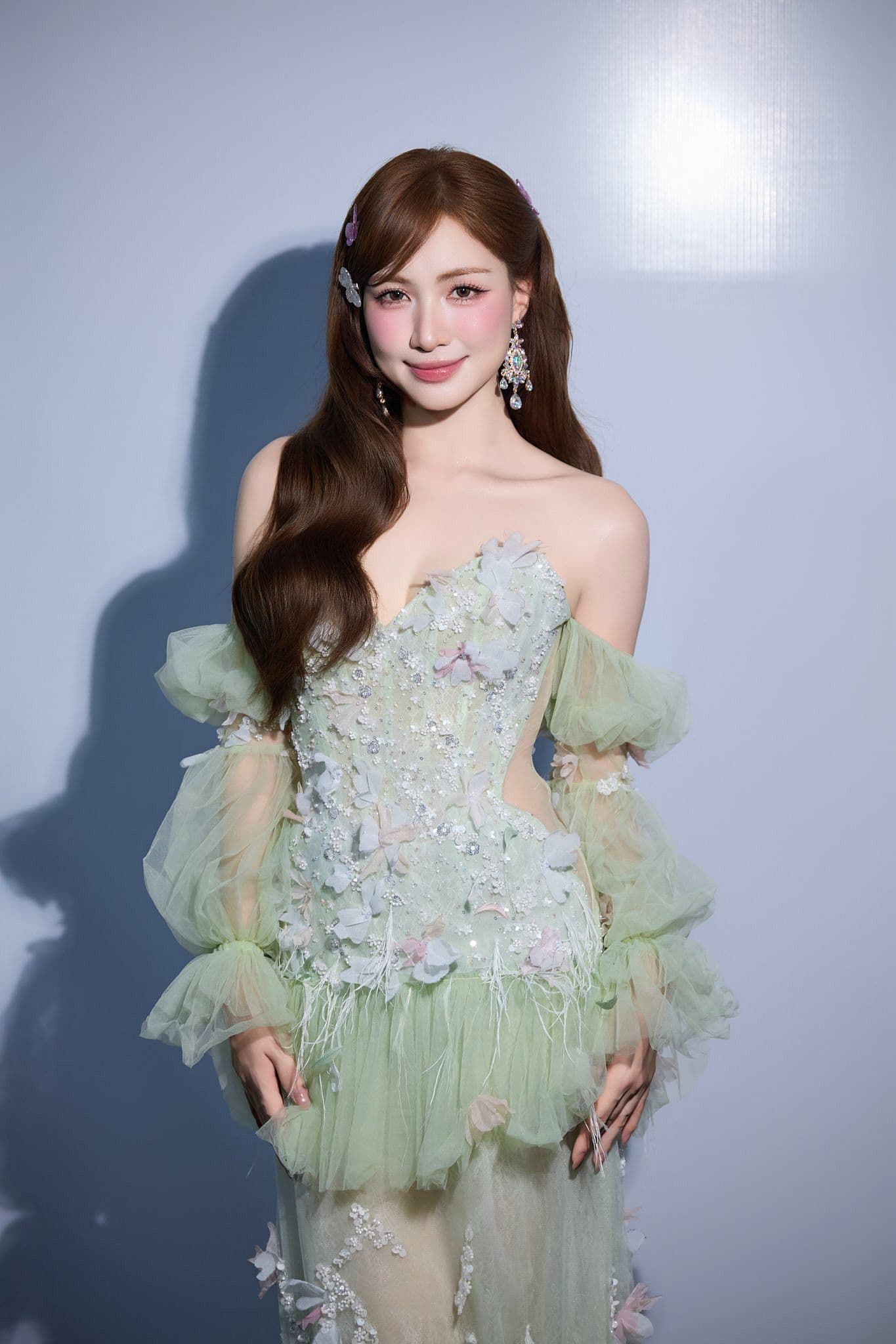 Hòa Minzy tươi tắn trong bộ váy xanh nhạt, thể hiện hình ảnh một ngôi sao đang ở đỉnh cao sự nghiệp.