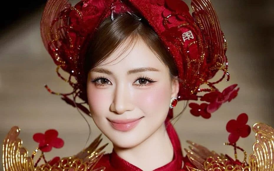 Hòa Minzy trong trang phục truyền thống, thể hiện sự tự tin và bản lĩnh của một giọng ca đối mặt với thử thách
