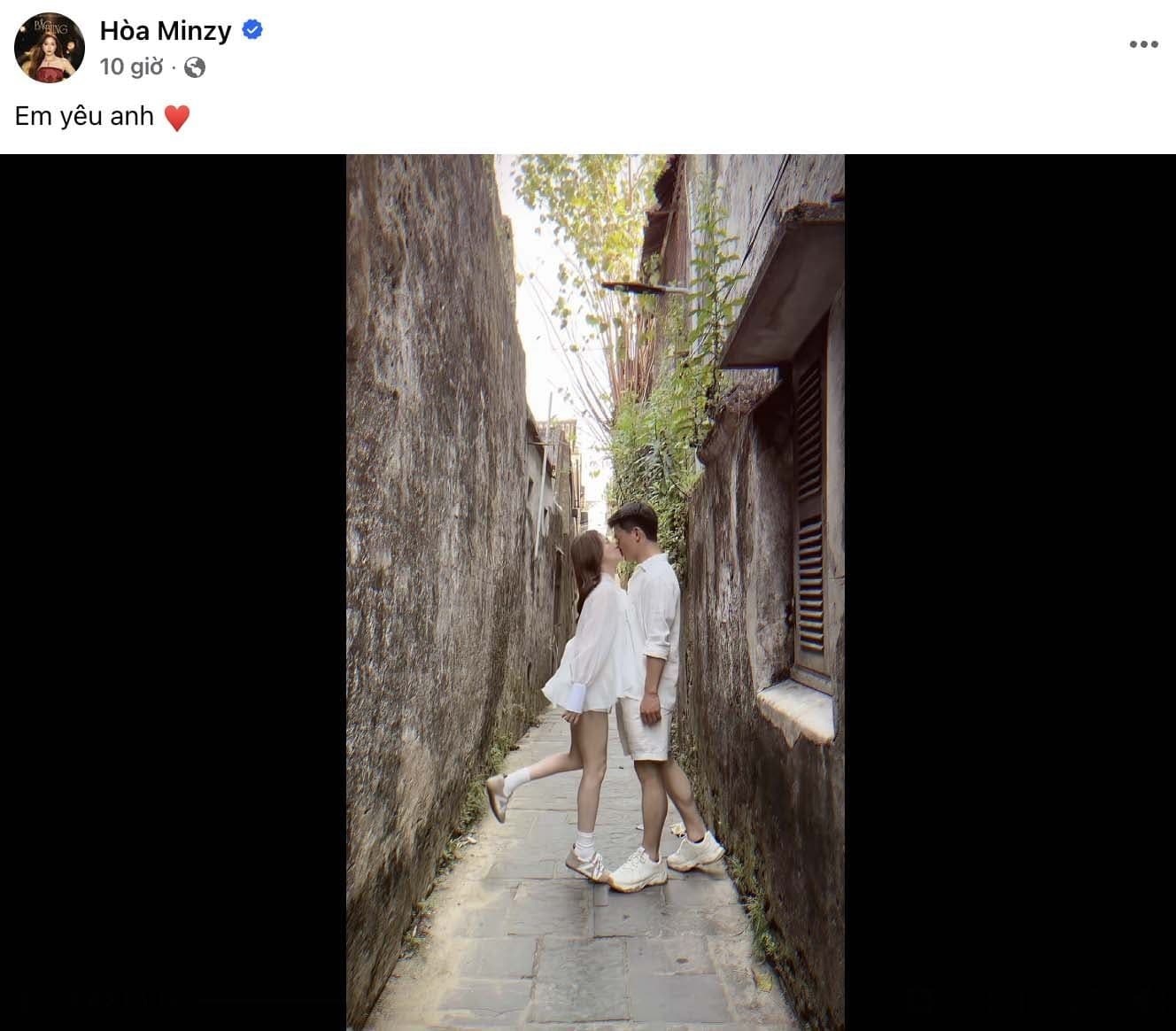 Hòa Minzy và bạn trai Đại úy Thăng Văn Cương trao nhau nụ hôn tình cảm trong con hẻm nhỏ, thể hiện cảm xúc thật giữa đời thường.
