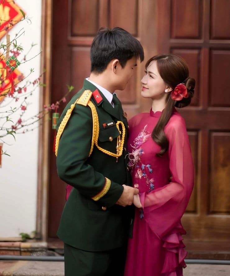 Hòa Minzy và Đại úy Thăng Văn Cương trong trang phục truyền thống, biểu tượng cho hạnh phúc và lời hứa về đám cưới với người hâm mộ.