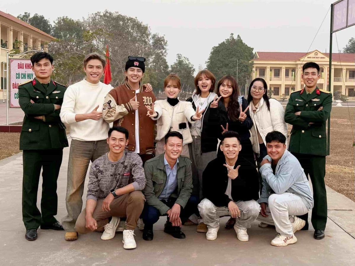 Hòa Minzy và Đại úy Văn Cương hạnh phúc nắm tay, tượng trưng cho tình yêu vượt qua định kiến và khởi đầu mới.